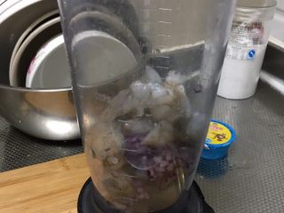 宝宝辅食-奶酪虾丸,洋葱、冷冻后的虾肉一起放到料理机，打成虾泥
