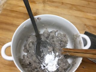 宝宝辅食-奶酪虾丸,虾泥倒入碗中，加入淀粉，我用的是玉米淀粉。