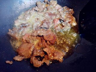 麻辣水煮牛肉,腌制好的牛肉滑一下热油，捞出备用。这样能缩短煮的时间，肉片更嫩一些。
