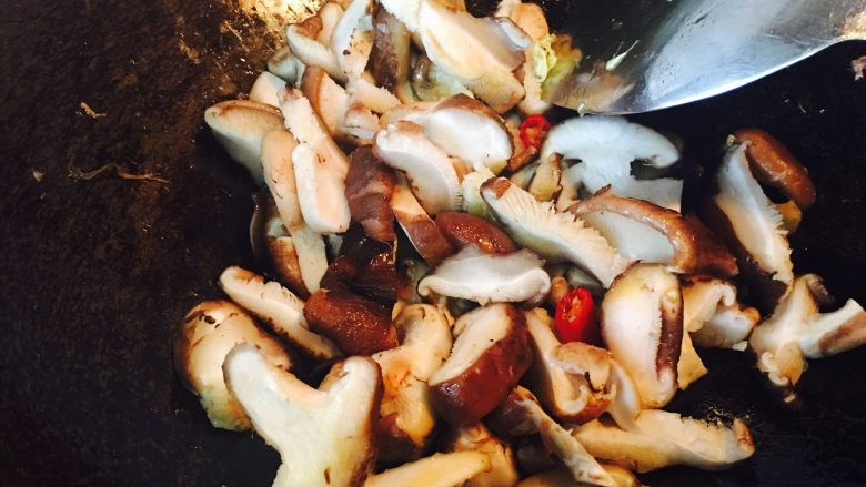 黑木耳鸡蛋炒刀豆,随后煸炒香菇，可以让香菇的香味，通过煸炒，散发出来。