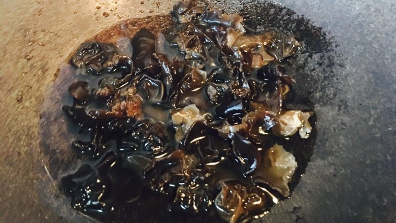 黑木耳鸡蛋炒刀豆,趁着其他食材还没有完全准备好，可以锅里加水，把洗净的黑木耳煮一下。