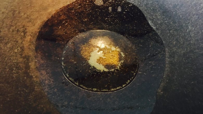 黑木耳鸡蛋炒刀豆,锅里倒点油，烧一会，有点热的时候，那时，还看不到冒烟。