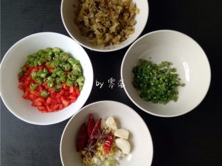 水煮带鱼,备好辅料：酸菜洗净切碎；甜椒、二荆条洗净切丁；老姜、葱白洗净切末；葱绿切成葱花；大蒜洗净，再备好干辣椒，花椒，八角；