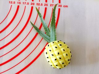 迷你小菠萝,把洗净的菠萝叶修剪一下安装在面坯顶部