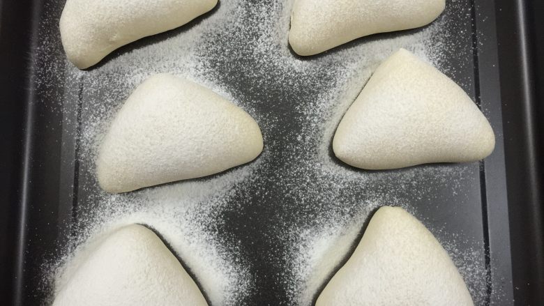 淡奶油软欧包,这时可先预热烤箱上火150度下火120度10分钟
在发酵好的面包上筛上面粉