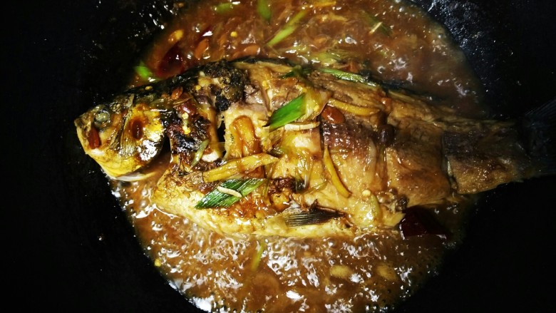 红烧鲤鱼,8、下鱼之后盖盖煮，为了味道均匀，最好翻动一下，不过要轻，以免把鱼弄碎了。