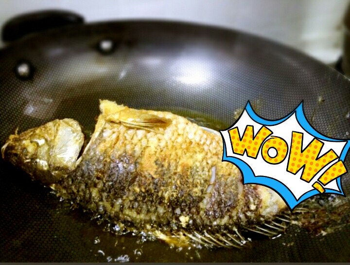 红烧鲤鱼,4、鱼煎至两面金黄起锅备用。