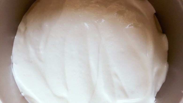 零失败的天使蛋糕Angelcake,把面糊倒入模具中，在台面上震一下面糊中可能存在的大气泡，然后用刮刀把面糊表面抹平
