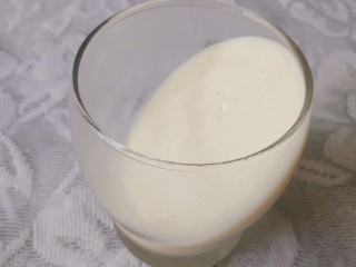 桑椹纯酸奶慕斯杯,凝固后就是这个样子，这时候就不需要碗了。
