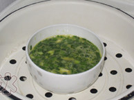 韭菜蒸蛋羹,开锅后上锅蒸七八分钟即可。