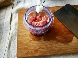 薄荷牛肉卷,加入1.5克的食盐。