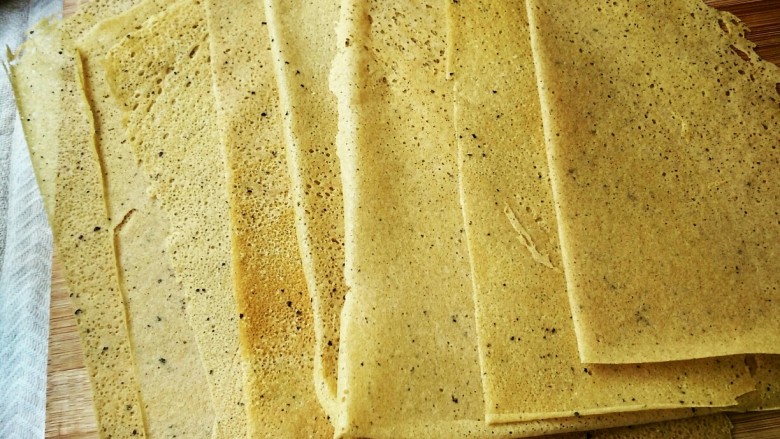 薄荷牛肉卷,把小米煎饼按照煎饼上的折痕，切或者撕成小片。