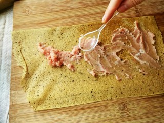 薄荷牛肉卷,取一片煎饼，抹上薄薄的一层肉馅。