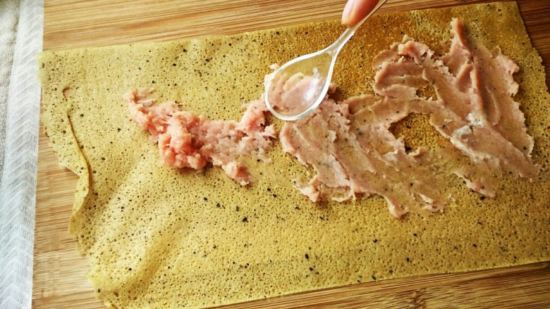 薄荷牛肉卷,取一片煎饼，抹上薄薄的一层肉馅。