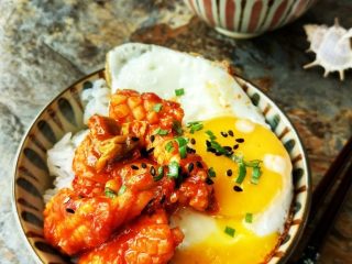 韩式酸辣鱿鱼盖饭,盛在米饭和辣白菜鱿鱼花上，拌匀即可