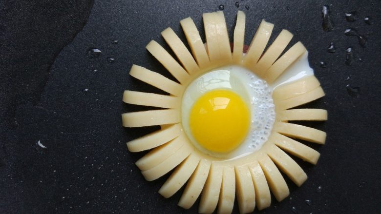 早餐——花朵香肠煎蛋, 将鹌鹑蛋打入花心中，继续小火煎至七成熟即可