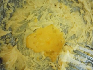 辣味曲奇,鸡蛋打成打成蛋液，分三次加入，每次都要和黄油充分融合