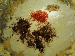 辣味曲奇,筛入低筋面粉，加入辣椒粉，椒盐，孜然粉