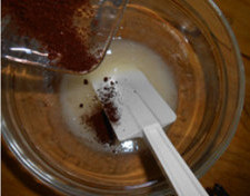 杏仁瓦片,糖和蛋白放入盆中，用橡皮刮刀混合，加香草豆荚粉混合均匀；