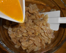 杏仁瓦片,加融化的奶油混合均匀后置于常温下静止1小时；