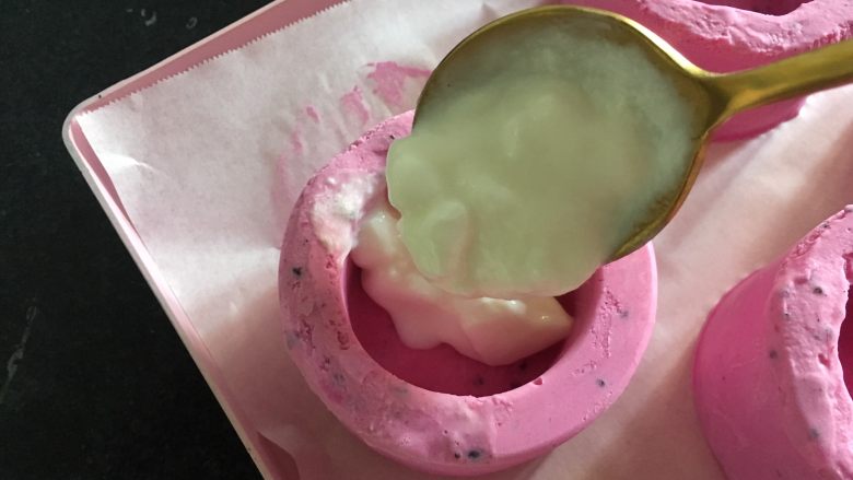火龙果杯酸奶冰淇淋,放入自制的酸奶