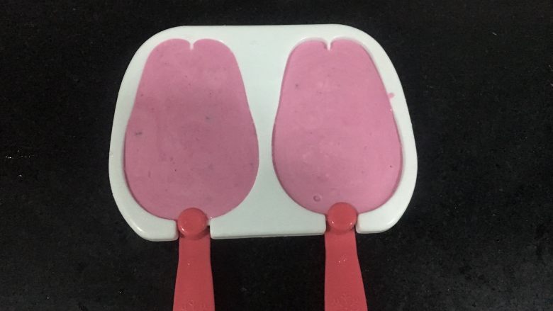 火龙果杯酸奶冰淇淋,就剩余了这么一点点冰淇淋糊，我做了两个小兔子