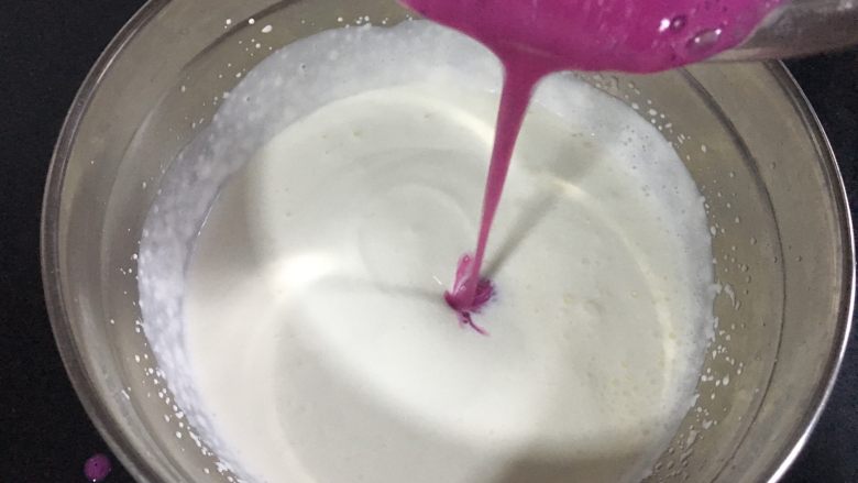 火龙果杯酸奶冰淇淋,把火龙果鸡蛋牛奶糊倒入淡奶油盆