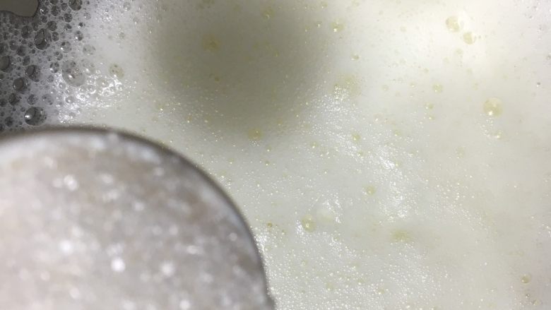 抹茶奶冻竹炭卷,出现小泡泡时加入25克糖