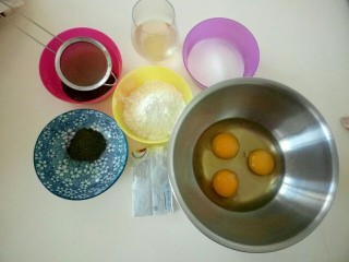 普洱芝麻蛋糕卷,热水与茶叶冲成浓茶，取40ml备用。