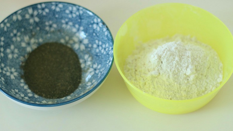 普洱芝麻蛋糕卷,8克茶叶磨碎，过滤出4克与面粉混合。