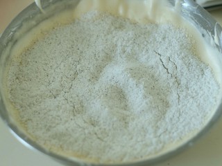 普洱芝麻蛋糕卷,加入混合的茶叶低粉混合。