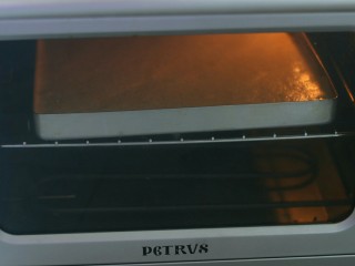 普洱芝麻蛋糕卷,烤箱中层，175度。15分钟左右。出炉震出热气，倒扣放凉。