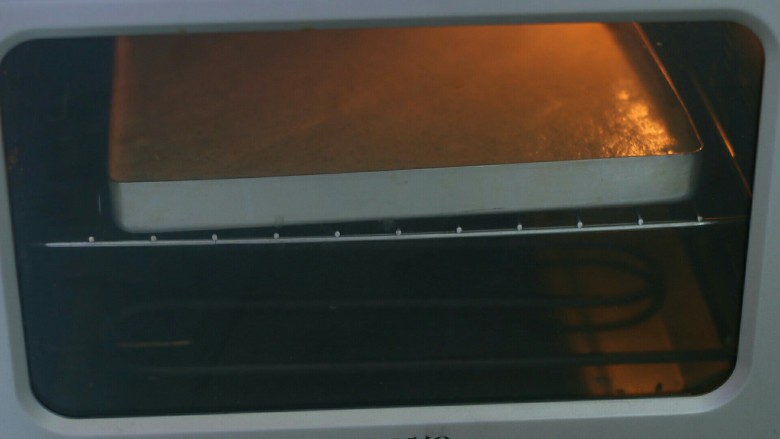 普洱芝麻蛋糕卷,烤箱中层，175度。15分钟左右。出炉震出热气，倒扣放凉。