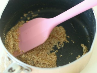普洱芝麻蛋糕卷,白芝麻放入锅中炒成金黄色。砂糖放入另一个锅中炒成焦糖色，加入芝麻快速拌匀。