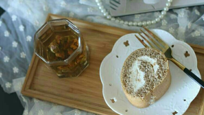 普洱芝麻蛋糕卷,配一杯玫瑰茶享用吧！