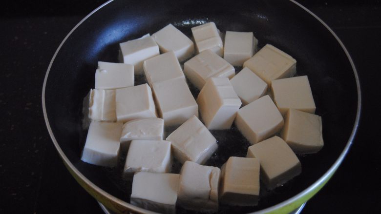 多宝豆腐,放入切小块的豆腐小火慢煎