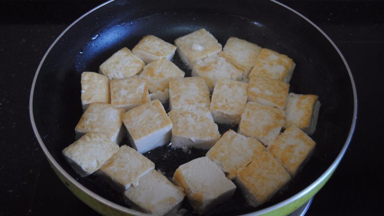 多宝豆腐,一面变金黄后翻面煎另一边直到金黄