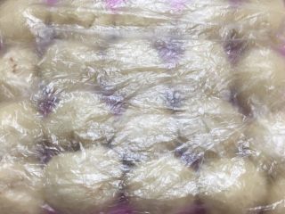 泡浆椰蓉小餐包
,把面团平均分成16个40g左右的小面团，搓圆，用保鲜膜盖住静置15分钟