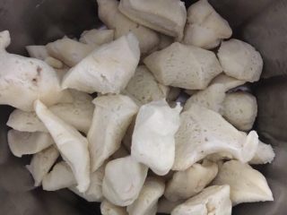 泡浆椰蓉小餐包
,使中种面团回温30分钟，剪成小块