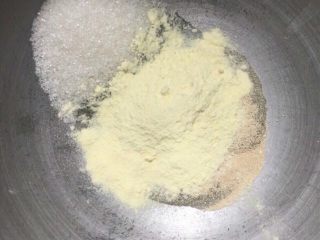 泡浆椰蓉小餐包
,将主面团材料除黄油外都放入面包机