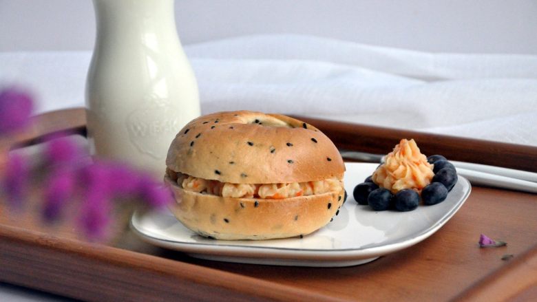 黑芝麻贝果三明治,盖上另外一片，就可以开启愉快的低糖早餐。