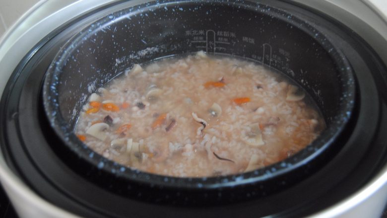 八爪鱼蘑菇粥,煮好的粥，真的是很好吃，小白也轻松做起