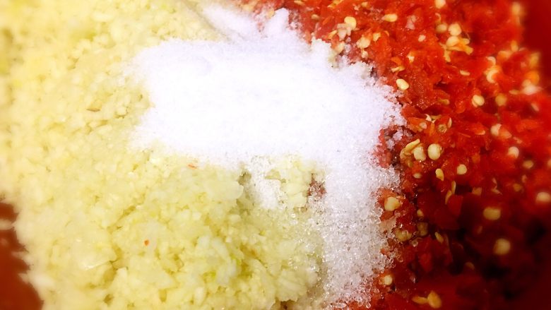 蒜蓉辣椒酱,放盐打两个主材料放在一起搅拌混合