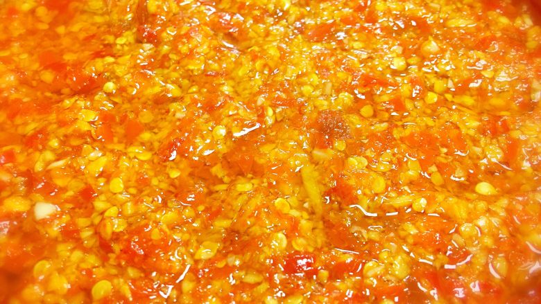 蒜蓉辣椒酱,放油加热后放材料放入翻炒大约20分钟，细火炒。