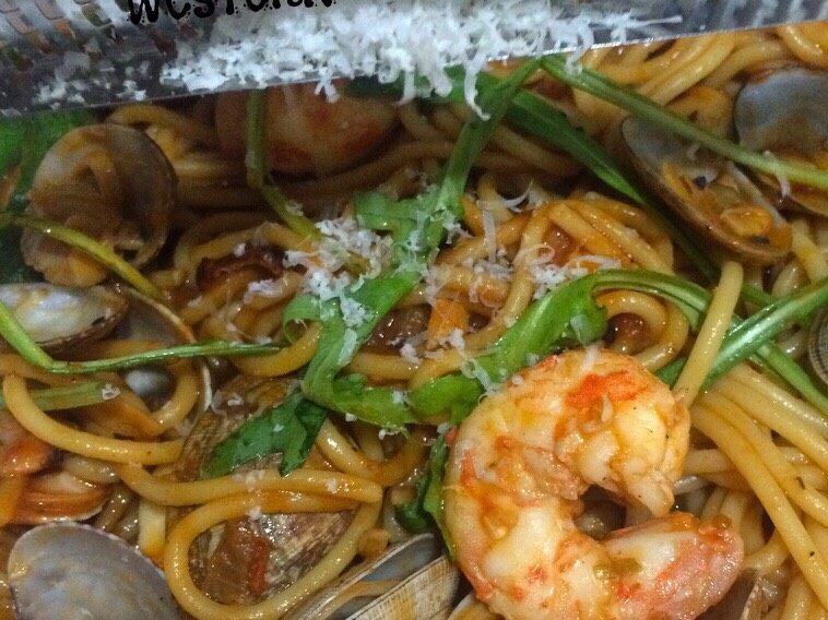 Sea pasta 
海鲜意大利面,装盘撒帕玛臣芝士与少量 意大利青酱 