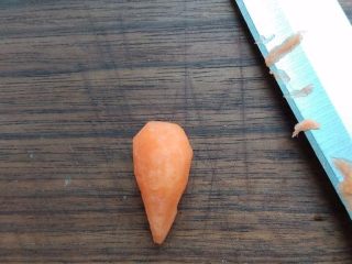 小兔子拔萝卜—儿童营养便当,接下来做迷你胡萝卜：将胡萝卜洗净，刮皮，切出一个三角锥形。用小刀将边缘修整削圆。