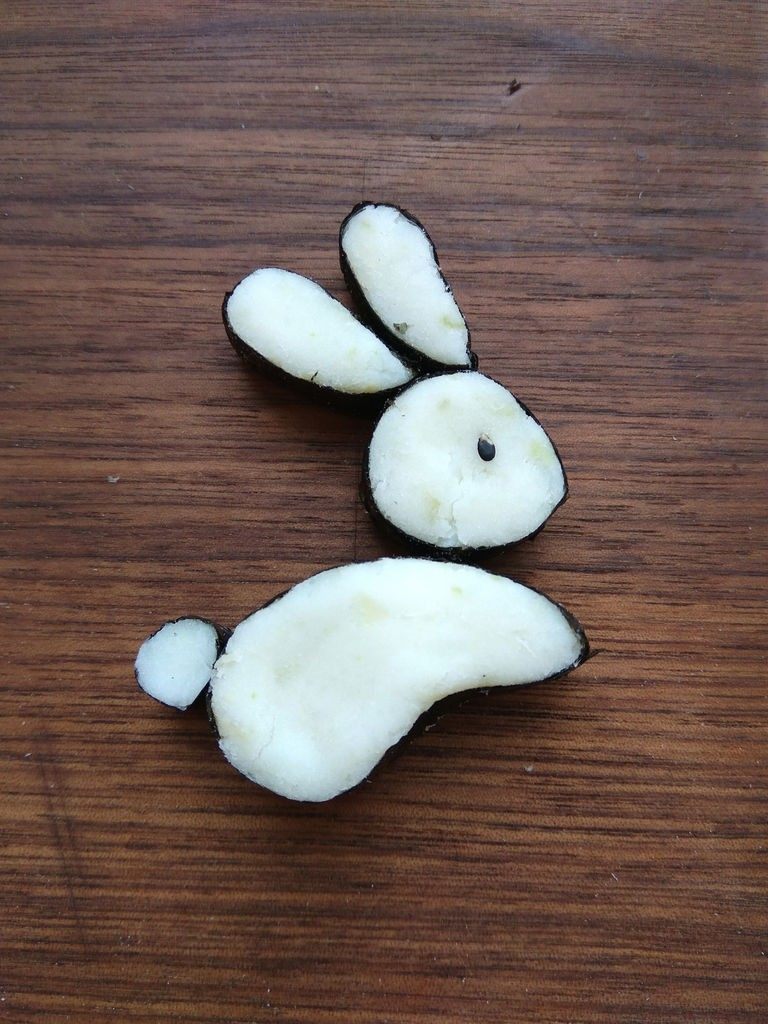 小兔子拔萝卜—儿童营养便当,身体尾巴也是同理，摆在一起就是小兔子的样子。眼睛用一粒黑芝麻充当。