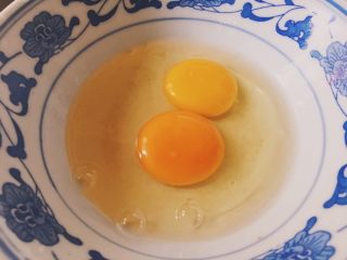 嫩滑玉米粒米汤蒸蛋,空碗把两个蛋打入