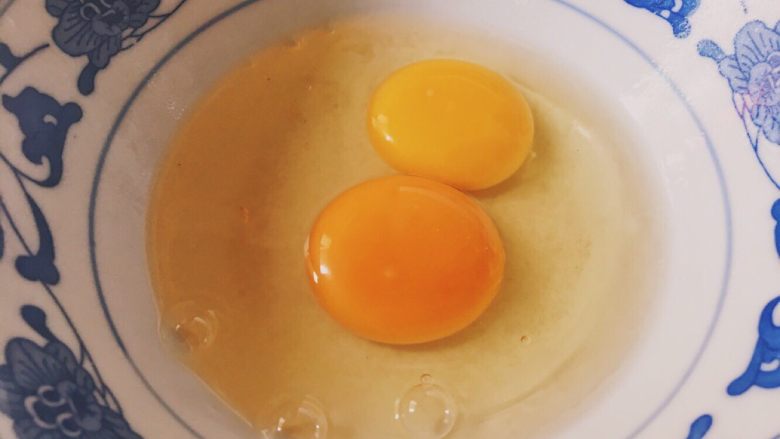 嫩滑玉米粒米汤蒸蛋,空碗把两个蛋打入