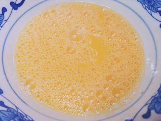 嫩滑玉米粒米汤蒸蛋,打散至起泡